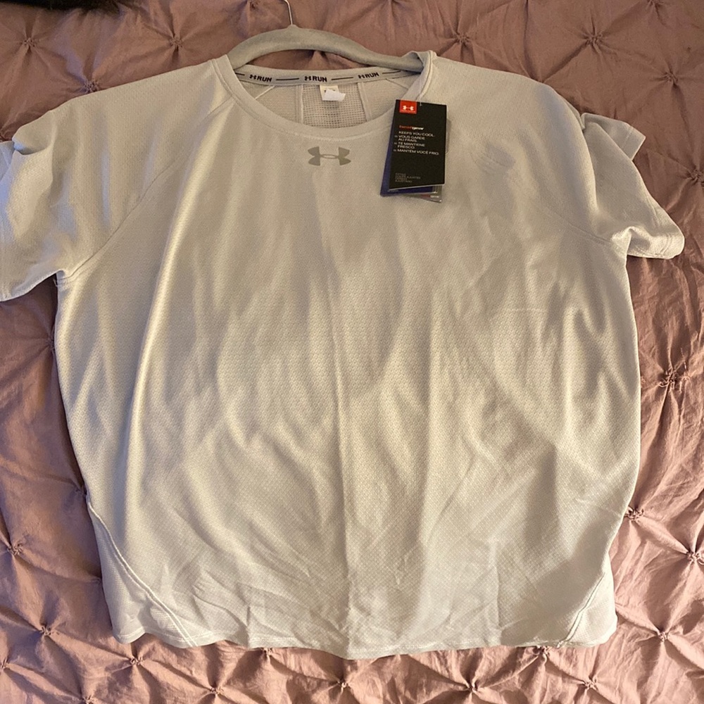 Medium Women’s Under Armour short sleeve running shirt